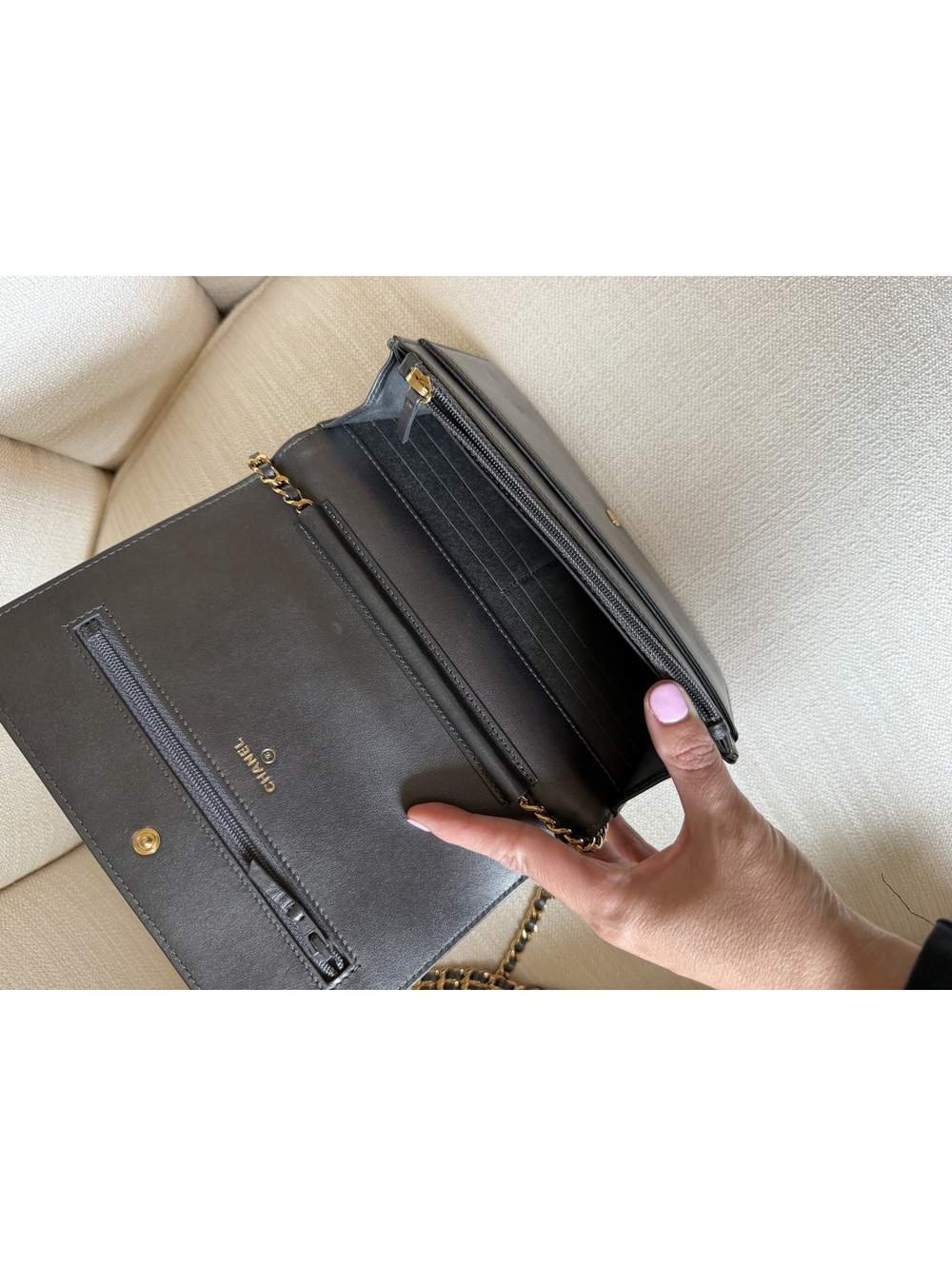 Chanel CC Script Logo Chain Wallet - Picture 4 of 7